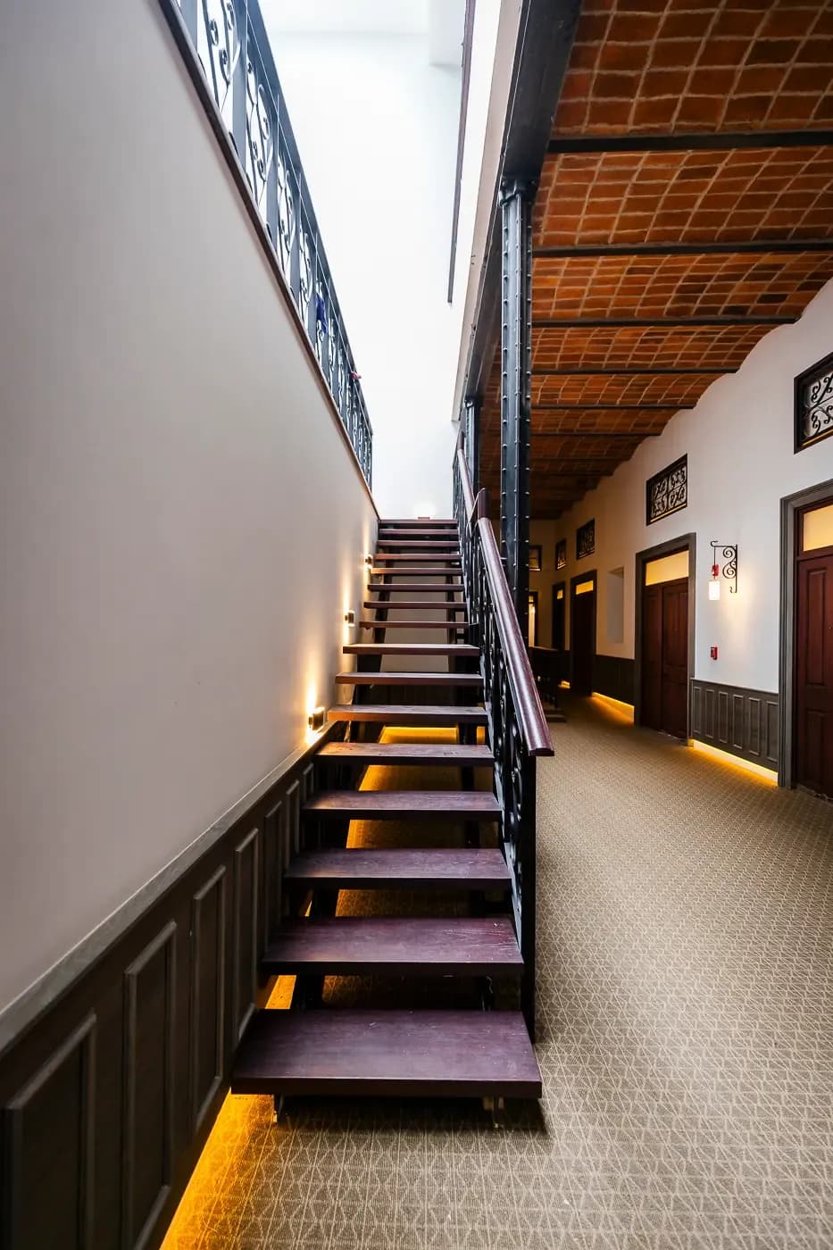 MODERN DESIGN WITH CLASSICAL FUSION