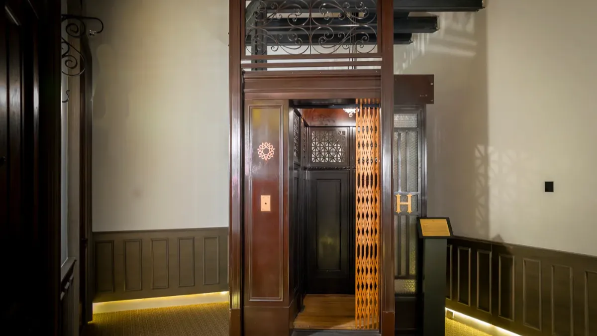 Elevador antiguo en exposición en el Hotel Bellas Artes