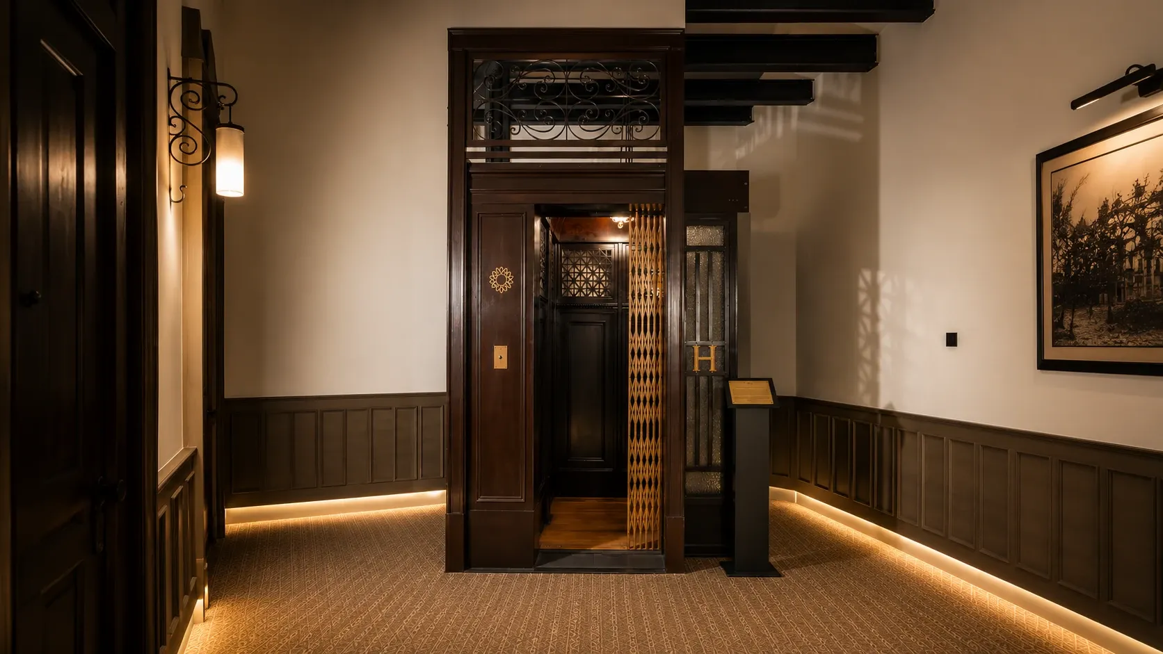 Ascenseur historique exposé à l'hôtel Bellas Artes.