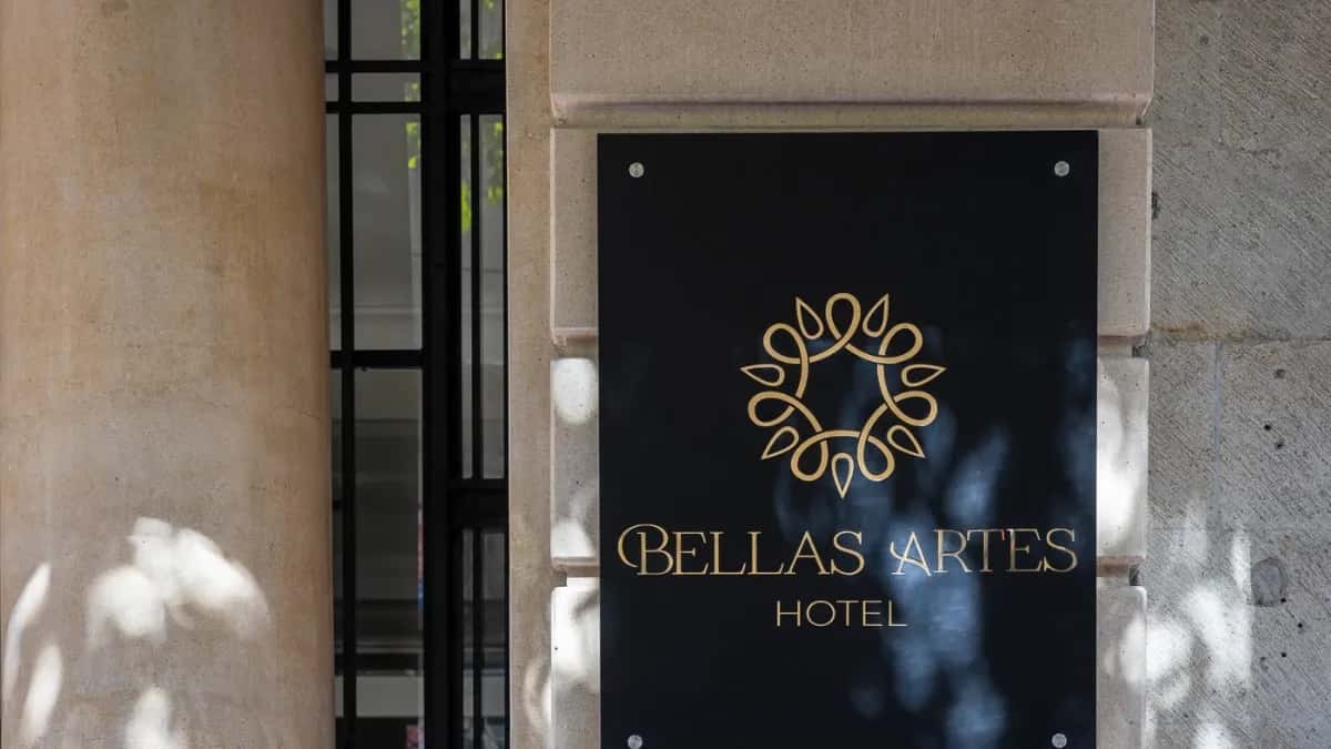 Emblema do Hotel Bellas Artes na fachada.