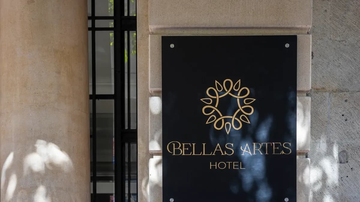 Emblema del Hotel Bellas Artes en la fachada.