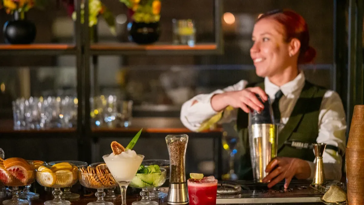 Barista préparant des boissons sur la terrasse de l'hôtel Bellas Artes