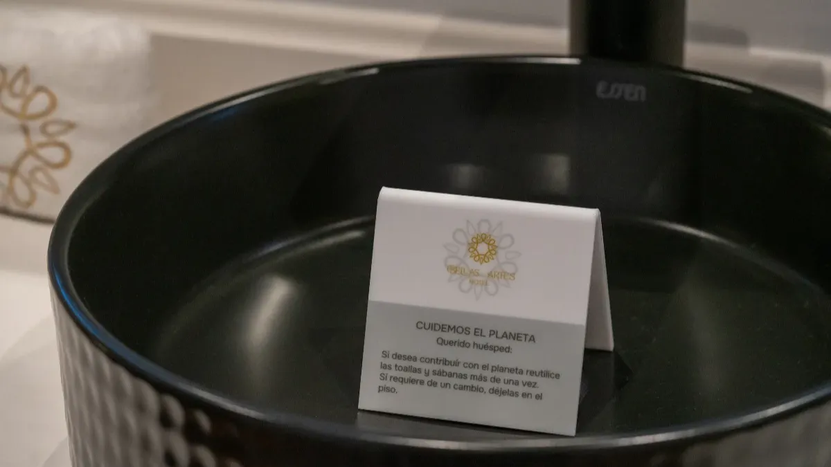 Amenidades de banheiro de alto luxo no chuveiro do Hotel Bellas Artes.