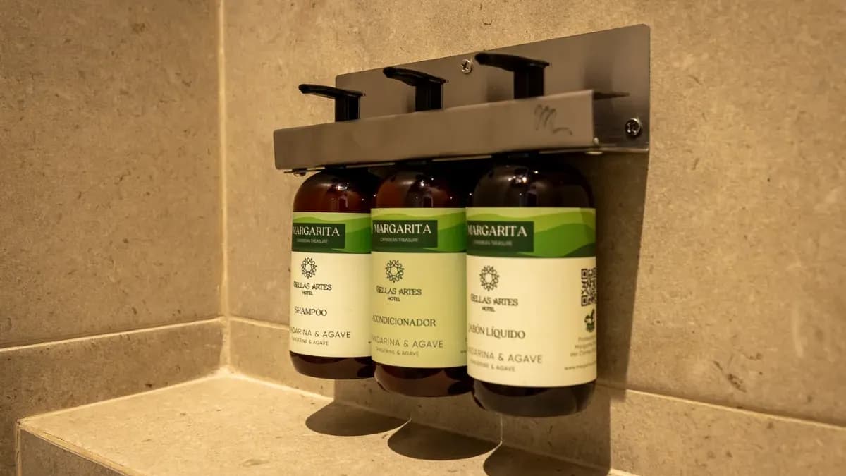 Amenidades de banheiro de alto luxo no chuveiro do Hotel Bellas Artes.