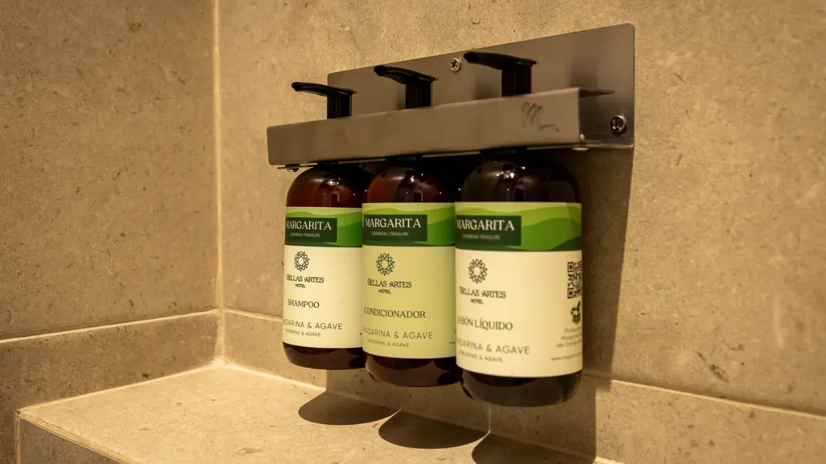 Amenidades de baño de alto lujo en la la regadera en el Hotel Bellas Artes.