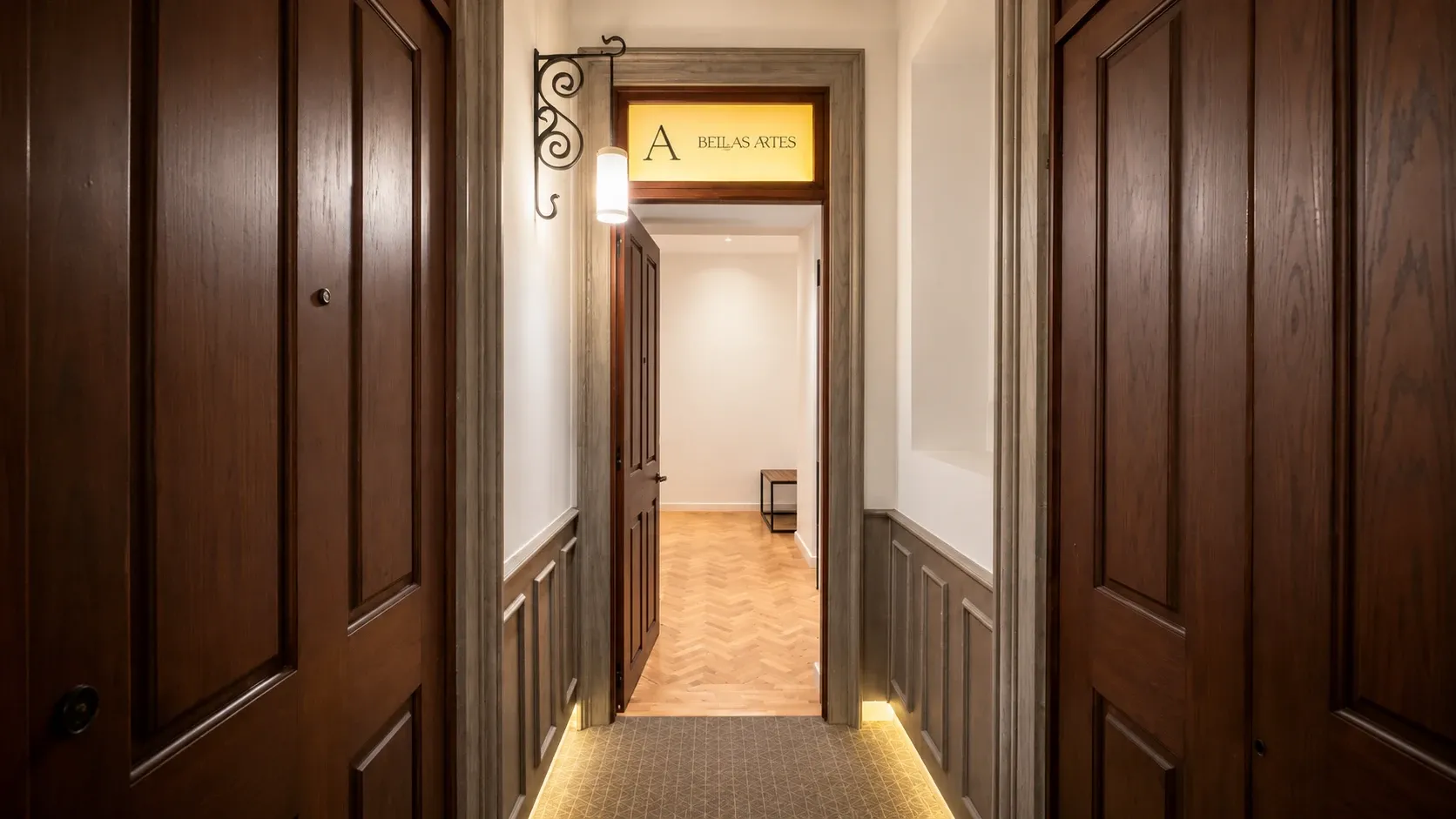 Entrée de la suite king avec balcon et baignoire donnant sur 5 de Mayo à l'hôtel Bellas Artes
