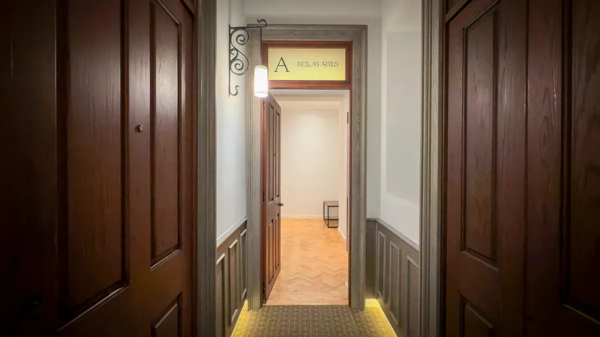 Entrada do Quarto Suíte King com cama King, uma ampla varanda com vista para a histórica rua 5 de Maio. Elegante e com muita luz.