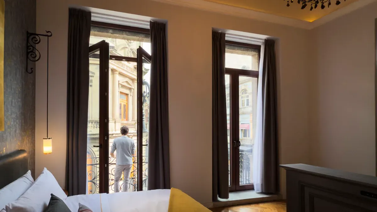 Vista de la suite King con Balcón y Tina con Vista a 5 de Mayo en el Hotel Bellas Artes