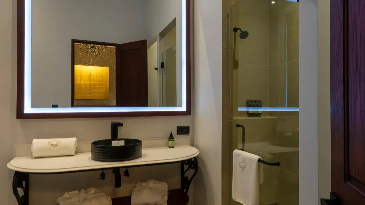 Baño de lujo de habitación king en el Hotel Bellas Artes.