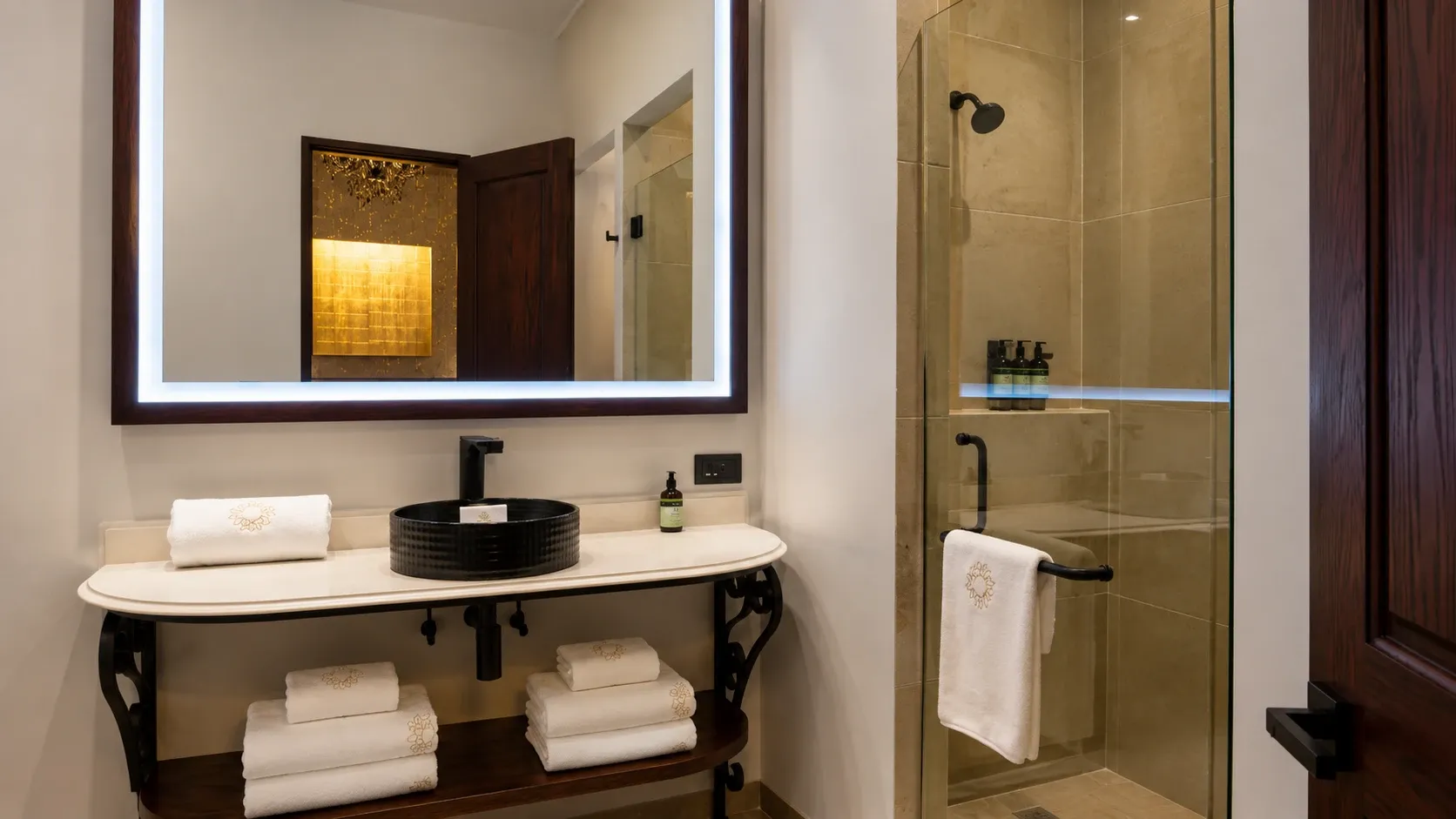 Luxury bathroom in a King room at Hotel Bellas Artes.