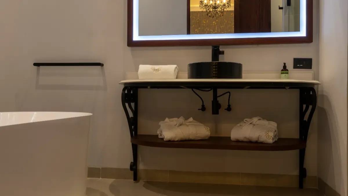 Banheiro de luxo de quarto king no Hotel Bellas Artes. Vê-se a banheira com a pia