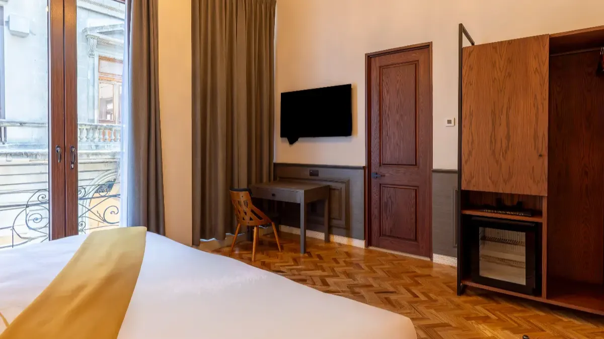 贝拉斯艺术酒店 Filomeno Mata 景观阳台浴缸特大床套房床景。