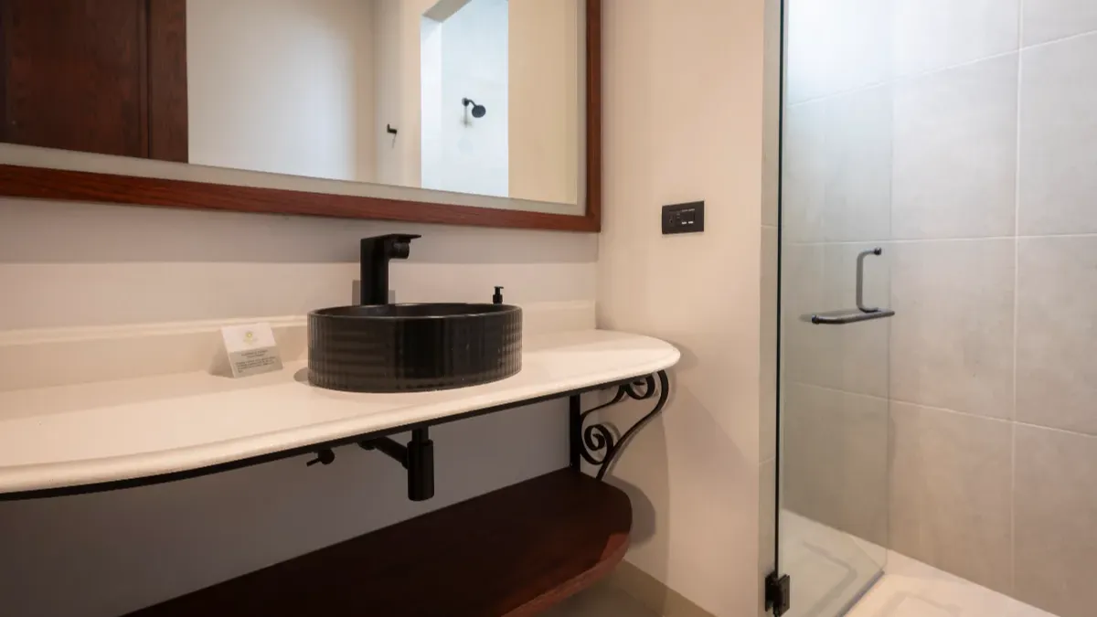 Détails de la salle de bain dans la suite king à l'hôtel Bellas Artes.