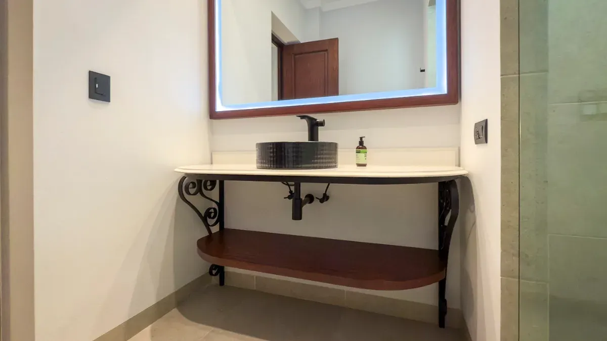 Salle de bain de luxe dans la suite king à l'hôtel Bellas Artes.