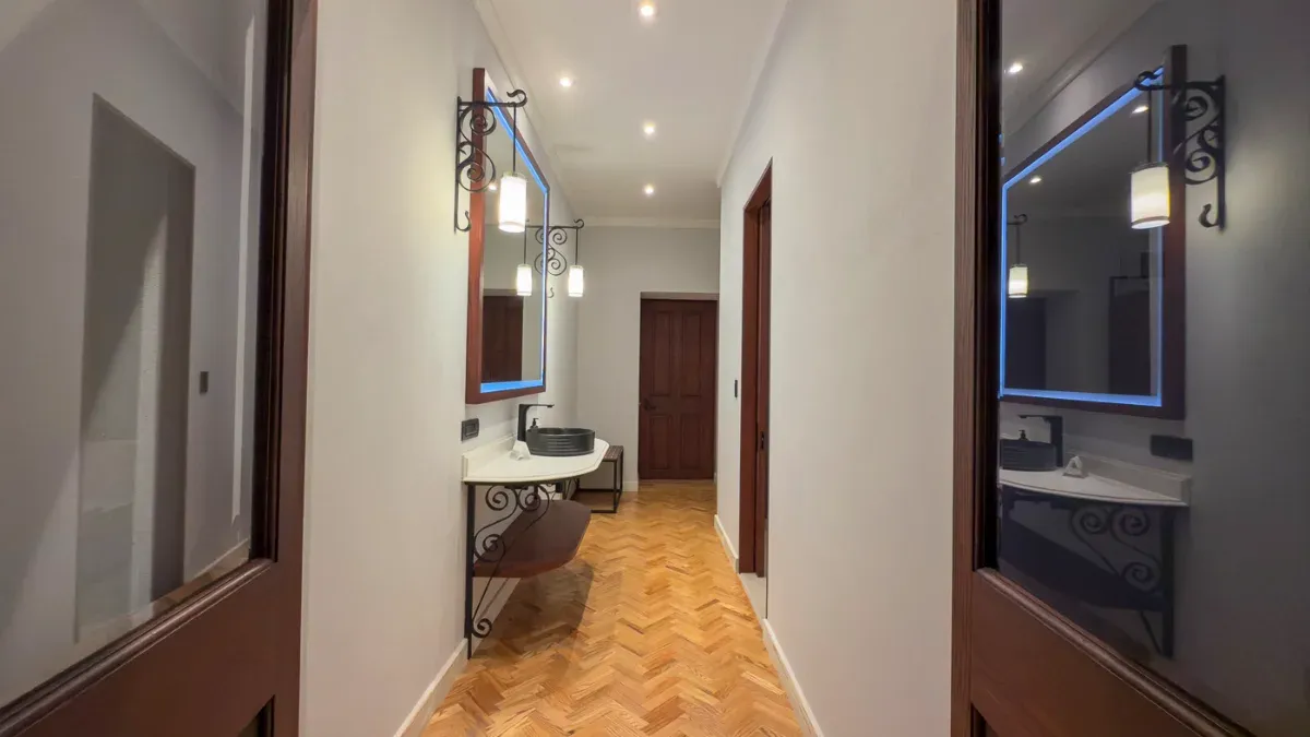 Couloir à l'intérieur de la suite queen avec deux lits à l'hôtel Bellas Artes.