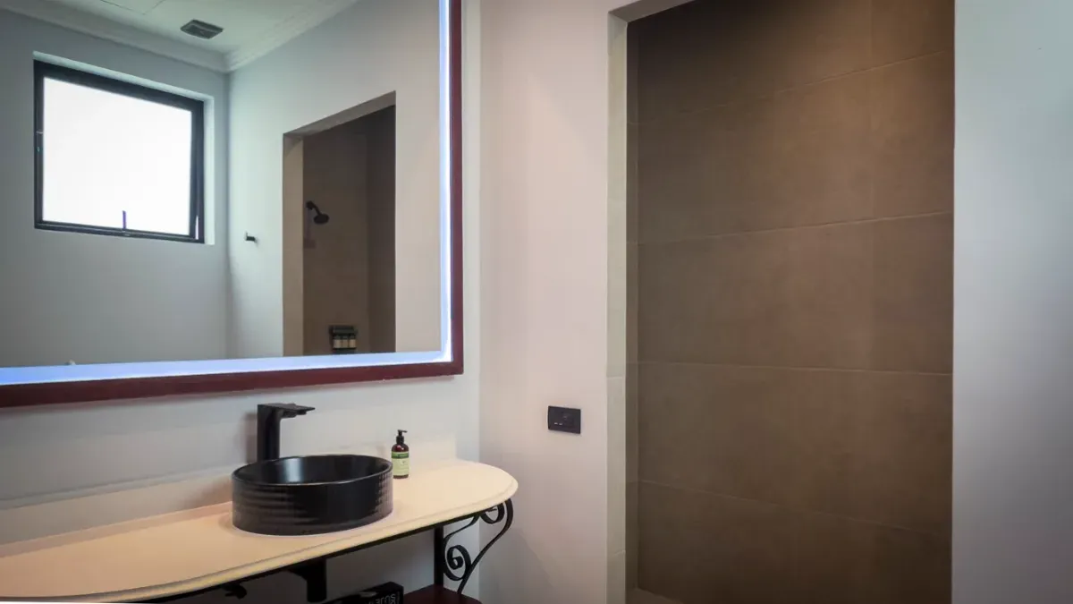 Salle de bain de la suite queen intérieure avec terrasse et deux lits à l'hôtel Bellas Artes.