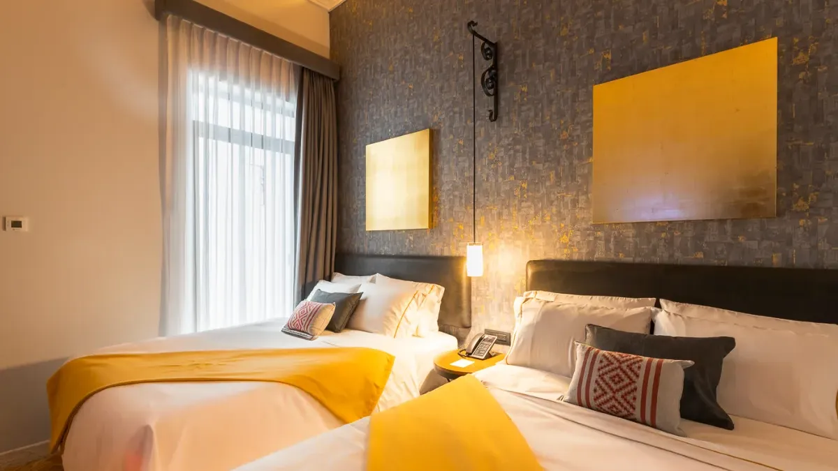 Quarto Suíte Queen com duas camas no Hotel Bellas Artes.