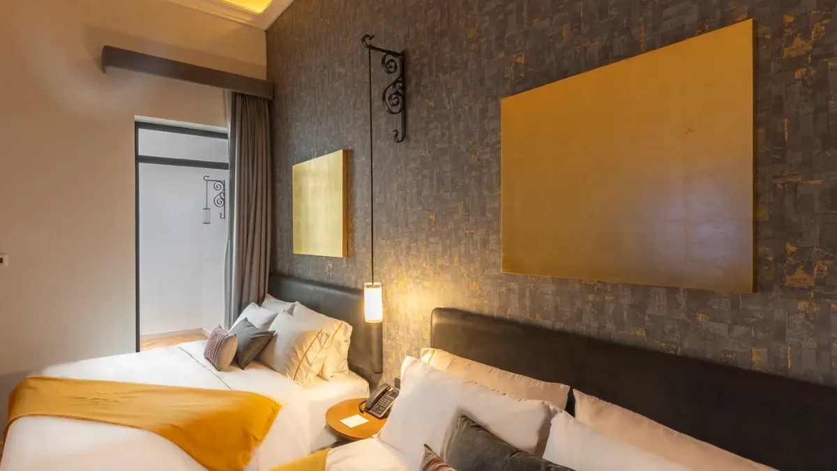 Quarto Suíte Queen com duas camas no Hotel Bellas Artes.