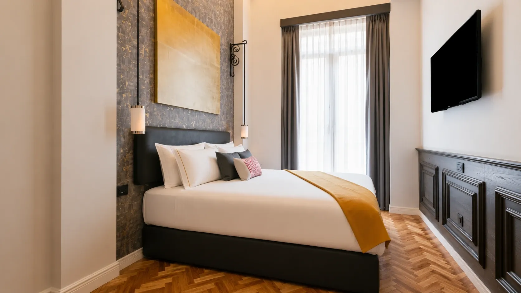Cama da Suíte Queen Filomeno Mata no Hotel Bellas Artes. É tamanho queen size e tem muito espaço.