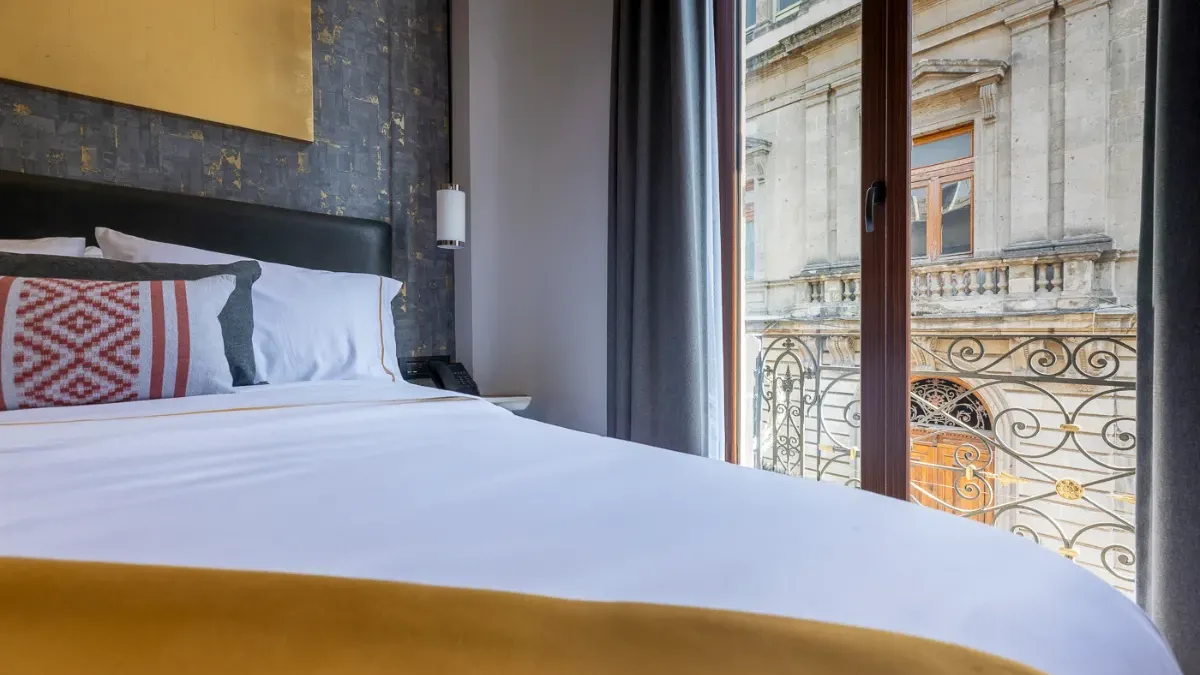 Vue sur la rue Filomeno Mata depuis la suite queen Filomeno Mata à l'hôtel Bellas Artes. Le balcon est visible.