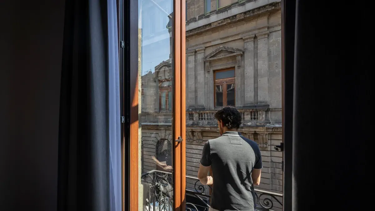 Vue depuis la suite queen Filomeno Mata à l'hôtel Bellas Artes. Une personne est visible sur la photo.