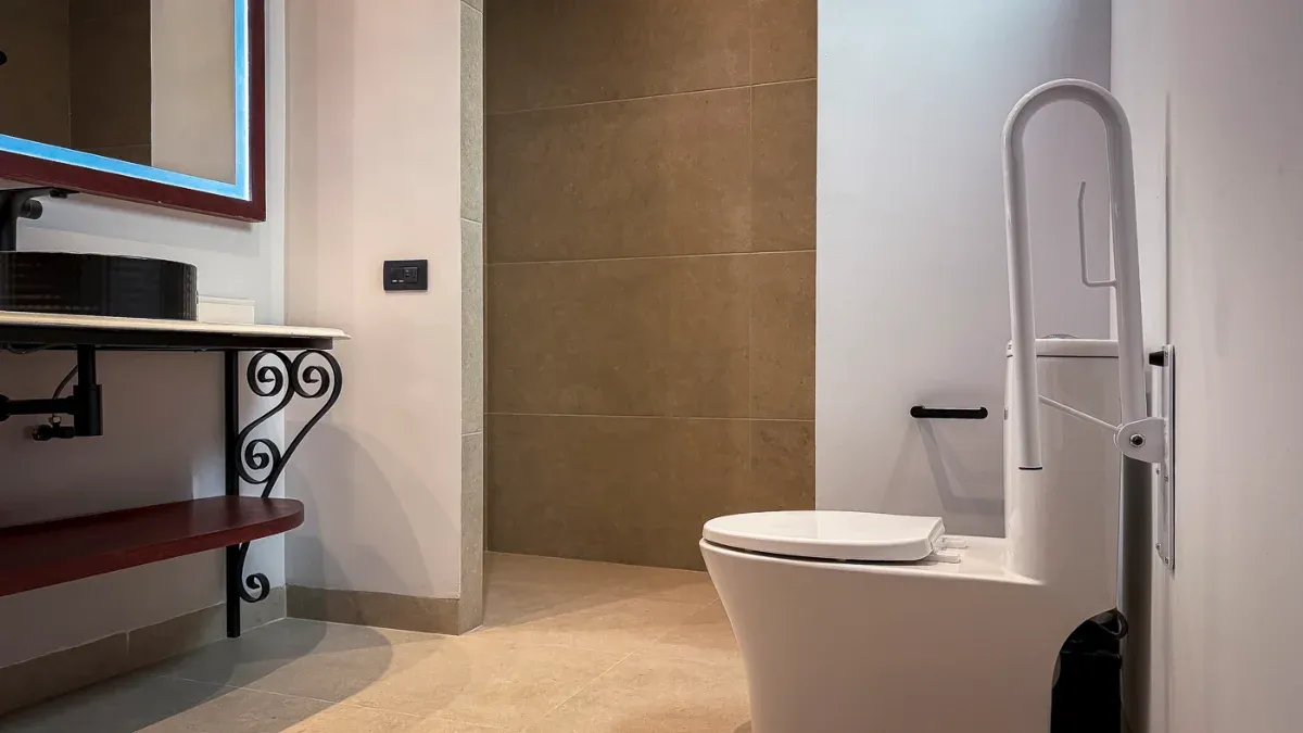 Salle de bain de la suite queen intérieure à l'hôtel Bellas Artes. Toilettes et lavabo.