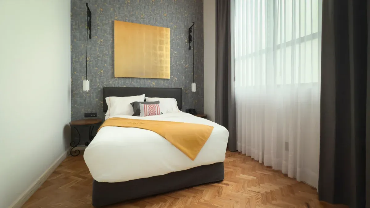 Interior Queen Suite