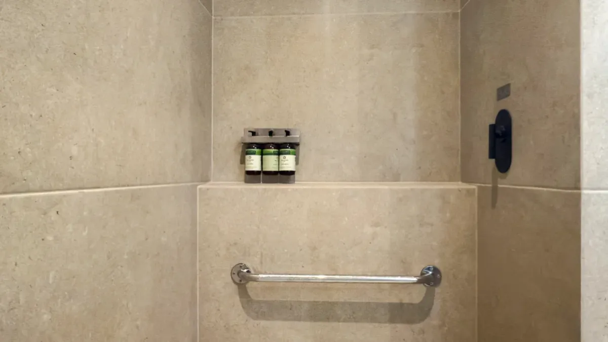 Douche dans la salle de bain de la suite queen intérieure à l'hôtel Bellas Artes.